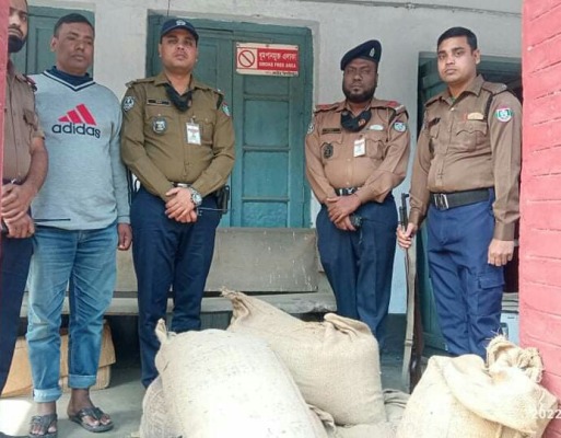 দর্শনায় রেলের ওয়াগন ভেঙে ভারত থেকে আমদানি গম চুরি