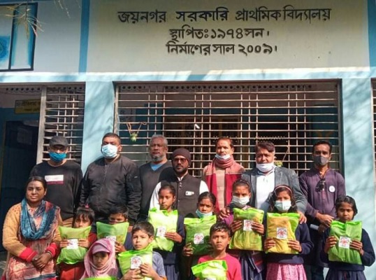 দর্শনায় শিক্ষার্থীদের মাঝে শীতবস্ত্র প্রদান
