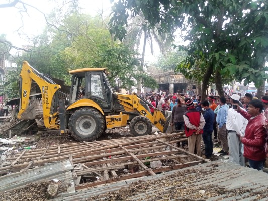 জীবননগরে প্রায় দুই শতাধিক অবৈধ স্থাপনা উচ্ছেদ করল সওজ