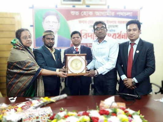 জীবননগরে বিদায় সংবর্ধনা গ্রহণকালে জেলা প্রশাসক নজরুল ইসলাম সরকার