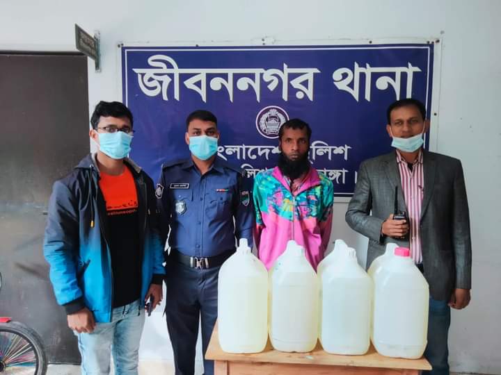 জীবননগরে ৪০ লিটার দেশীয় মদসহ মাদক ব্যবসায়ী আটক