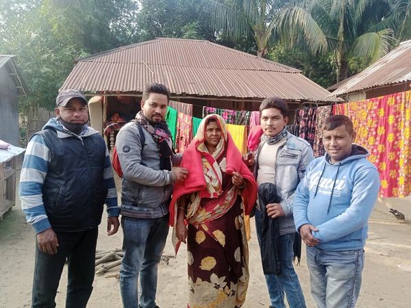 জীবননগরে ছিন্নমুল মানুষের মাঝে কম্বল দিল ইয়ুথ