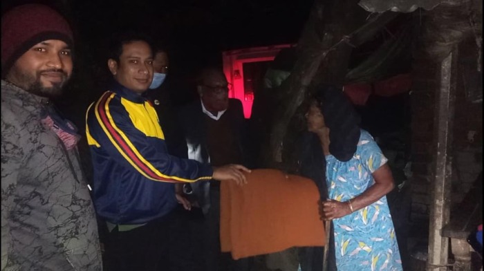 শীতার্ত মানুষের বাড়িতে বাড়িতে কম্বল পৌছে দিলেন জীবননগরের ইউএনও