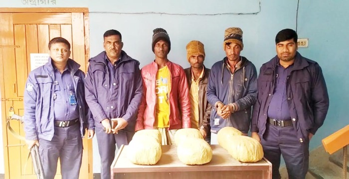 গাংনীতে ১২ কেজি গাঁজাসহ তিন মাদক ব্যবসায়ী আটক