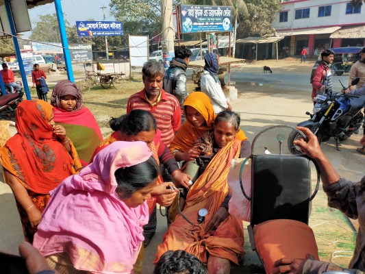 গাংনীতে সড়ক দুর্ঘটনায় ভিক্ষুক গুরুতর আহত