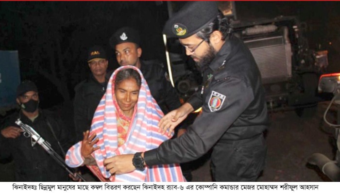 র‌্যাবের দেয়া কম্বলে উষ্ণতা ফিরে পেলো নাজমা