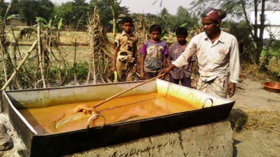 গুড় ও পাটালি তৈরিতে ব্যস্ত গাছি