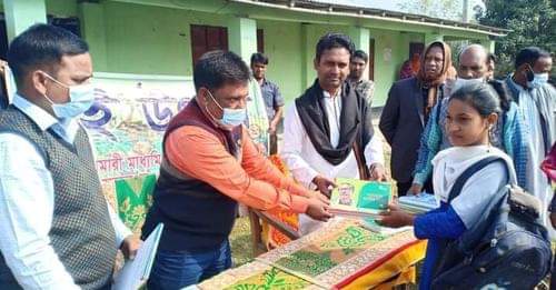 চুয়াডাঙ্গা ও মেহেরপুর বছরের প্রথম দিনেই বই বিতরণ কার্যক্রমের উদ্বোধন