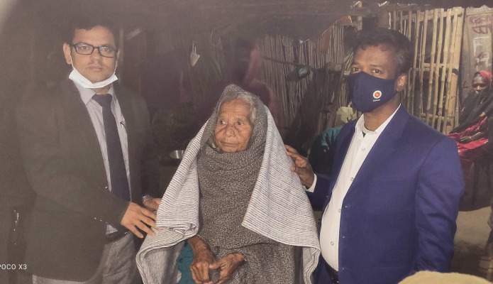 হরিণাকুণ্ডুতে অসহায়দের মাঝে শীতবস্ত্র বিতরণ