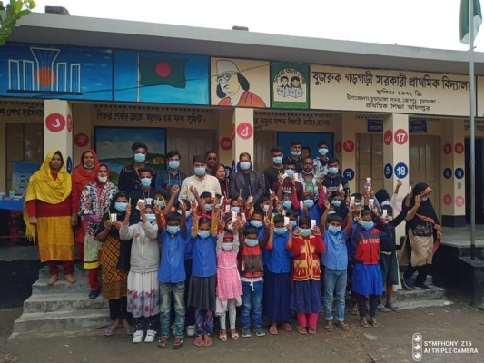 চুয়াডাঙ্গায় শিক্ষার্থীদের মধ্যে মাস্ক ও শিক্ষা উপকরণ বিতরণ করলো ‘উই ফর ইউ’ ফাউন্ডেশন