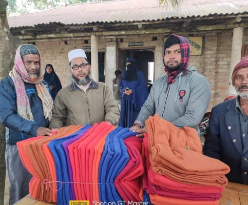 তিতুদহের আড়িয়া দাখিল মাদ্রাসার শিক্ষার্থীদের মধ্যে শীতবস্ত্র বিতরণ