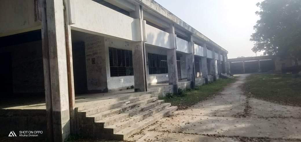 কোটি টাকার পাটবীজ প্রক্রিয়াকরণ কেন্দ্র অযত্ন-অবহেলায় হচ্ছে নষ্ট : ডিডি থাকেন বাড়ি!