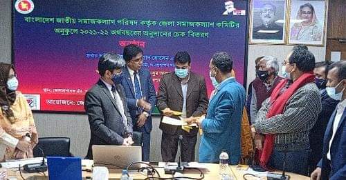 মেহেরপুর জেলা সমাজ কল্যাণ কমিটির চেক বিতরণ