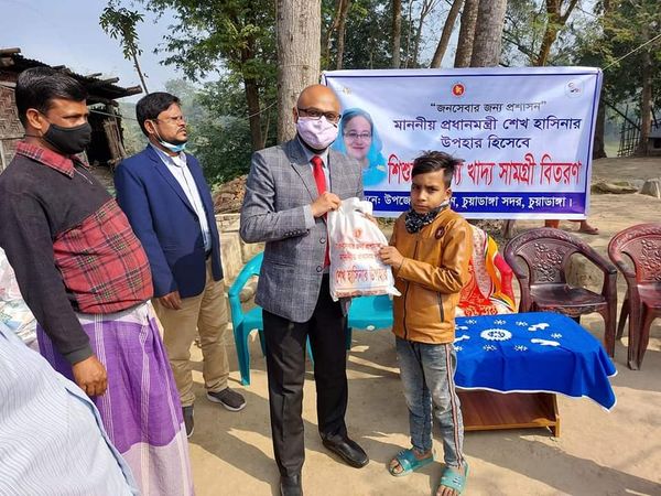 আশ্রয়ণ প্রকল্পের শিশুদের মধ্যে শিশুখাদ্য বিতরণ করলেন ইউএনও
