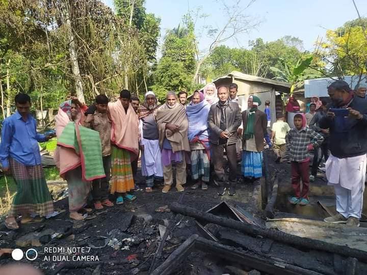 অগ্নিকাণ্ডে পুড়ে যাওয়া তিন পরিবারের পাশে ইউএনও শামীম ভূইয়া