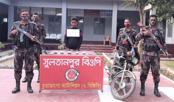 দর্শনা সীমান্তে চার লক্ষাধিক নগদ টাকাসহ একজন আটক