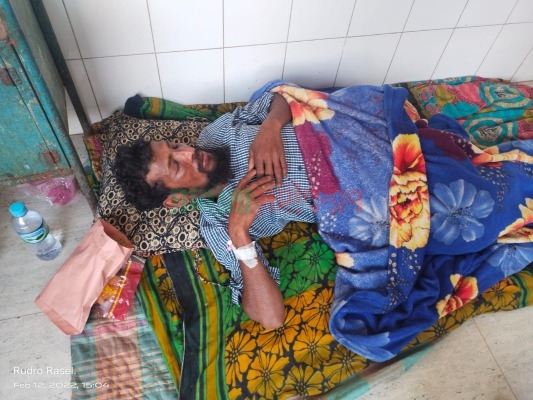 চুয়াডাঙ্গায় ছোট ভাইয়ের কোদালের আঘাতে বড় ভাই-ভাবি আহত