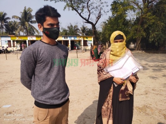 পরীক্ষা শেষে ফাইল হাতেই জীবনের প্রথম ভোট দিলেন অন্যন্যা