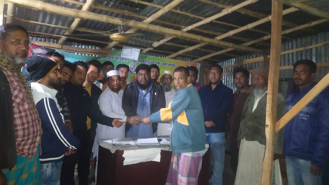 অসুস্থ ইজিবাক চালককে আর্থিক অনুদান