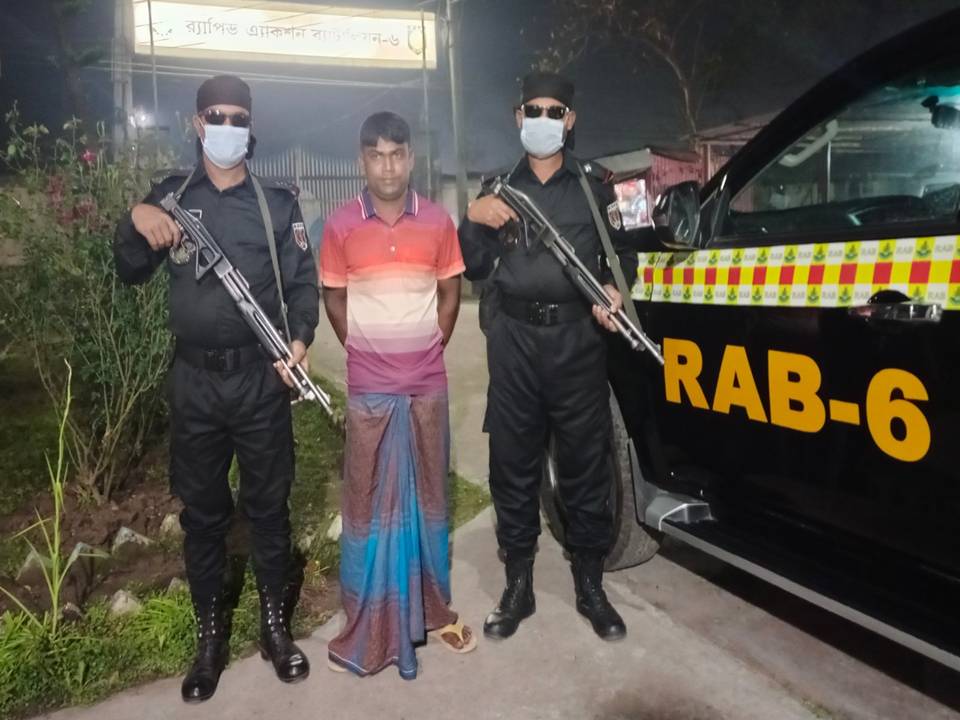 দর্শনায় দেড় কেজি গাঁজাসহ মাদক ব্যবসায়ী আটক