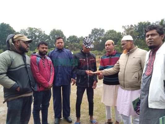 ‘চুয়াডাঙ্গা পরিবার’-এর উদ্যোগে নগদ সহায়তা ও মাদ্রাসা শিক্ষার্থীদের মধ্যে খাবার বিতরণ