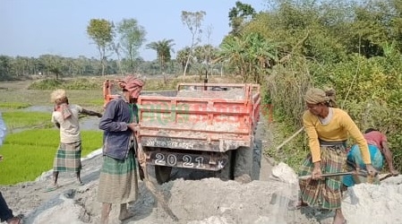 নদী খননে ধীরগতি, চলছে বালু বিক্রির মহোৎসব
