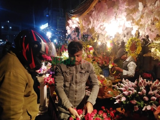 ‘ভালোবাসি’ বলার দিন আজ:চুয়াডাঙ্গায় ফুলের দোকানগুলোতে তরুণ-তরুণীদের ভিড়