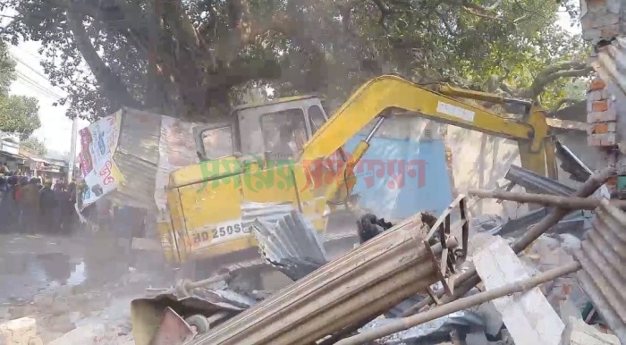চুয়াডাঙ্গায় রেলওয়ের জমি থেকে অবৈধ স্থাপনা উচ্ছেদ
