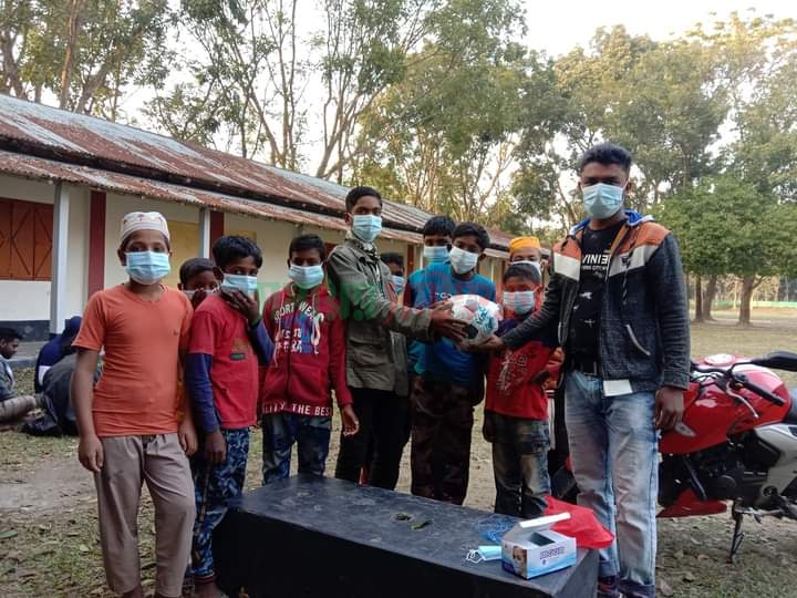 আন্দুলবাড়ীয়ায় ক্রীড়া সামগ্রী ও সার্জিক্যাল মাস্ক বিতরণ