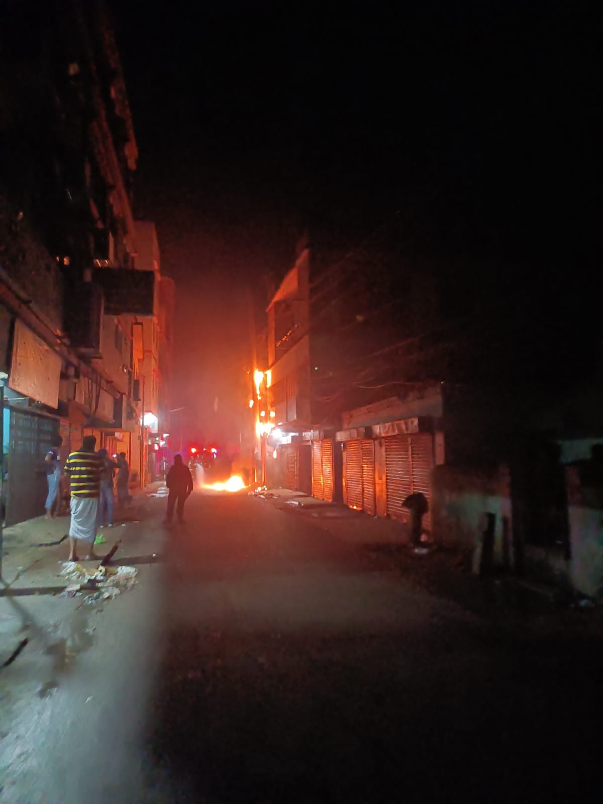 চুয়াডাঙ্গা ফেরিঘাট রোডে আওয়ামী লীগ নেতা খুস্তার জামিলের বাড়ি সংলগ্ন বৈদ্যুতিক খুটিতে আগুন, অল্পের জন্য রক্ষা!