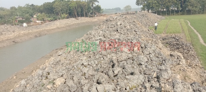 ঝিনাইদহে খাল খননে আবাদি জমি নষ্টের অভিযোগ