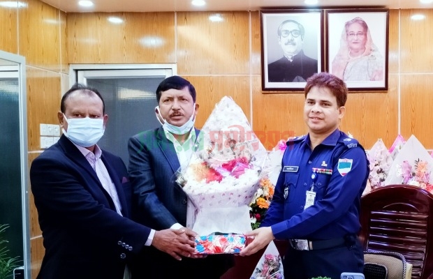 চুয়াডাঙ্গার পুলিশ সুপার বিপিএম পদক পাওয়ায় ফুলেল শুভেচ্ছা জানালো আওয়ামী লীগ
