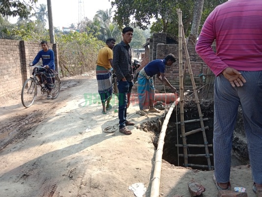চিৎলায় সরকারি রাস্তা কেটে ড্রেন নির্মাণ!