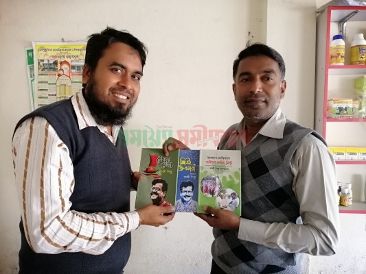 বাদপুকুরিয়া গণপাঠাগারে বই উপহার দিলেন সাংবাদিক কাজী পিকু