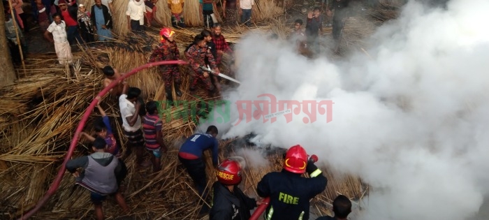 মুজিবনগরে পাটখড়ির গাদায় আগুন লেগে ব্যাপক ক্ষয়-ক্ষতি