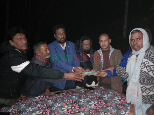 দামুড়হুদায় মন্দির মেরামতে আর্থিক অনুদান দিলেন চেয়ারম্যান হযরত আলী