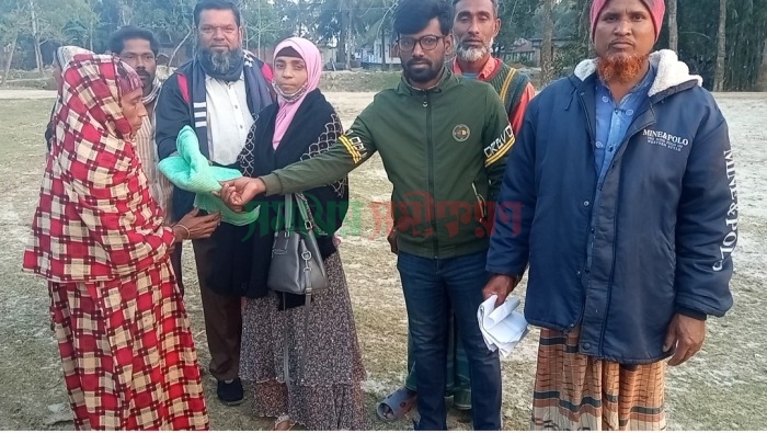 ঝিনাইদহের সাগান্নায় শীতার্তদের মধ্যে কম্বল বিতরণ