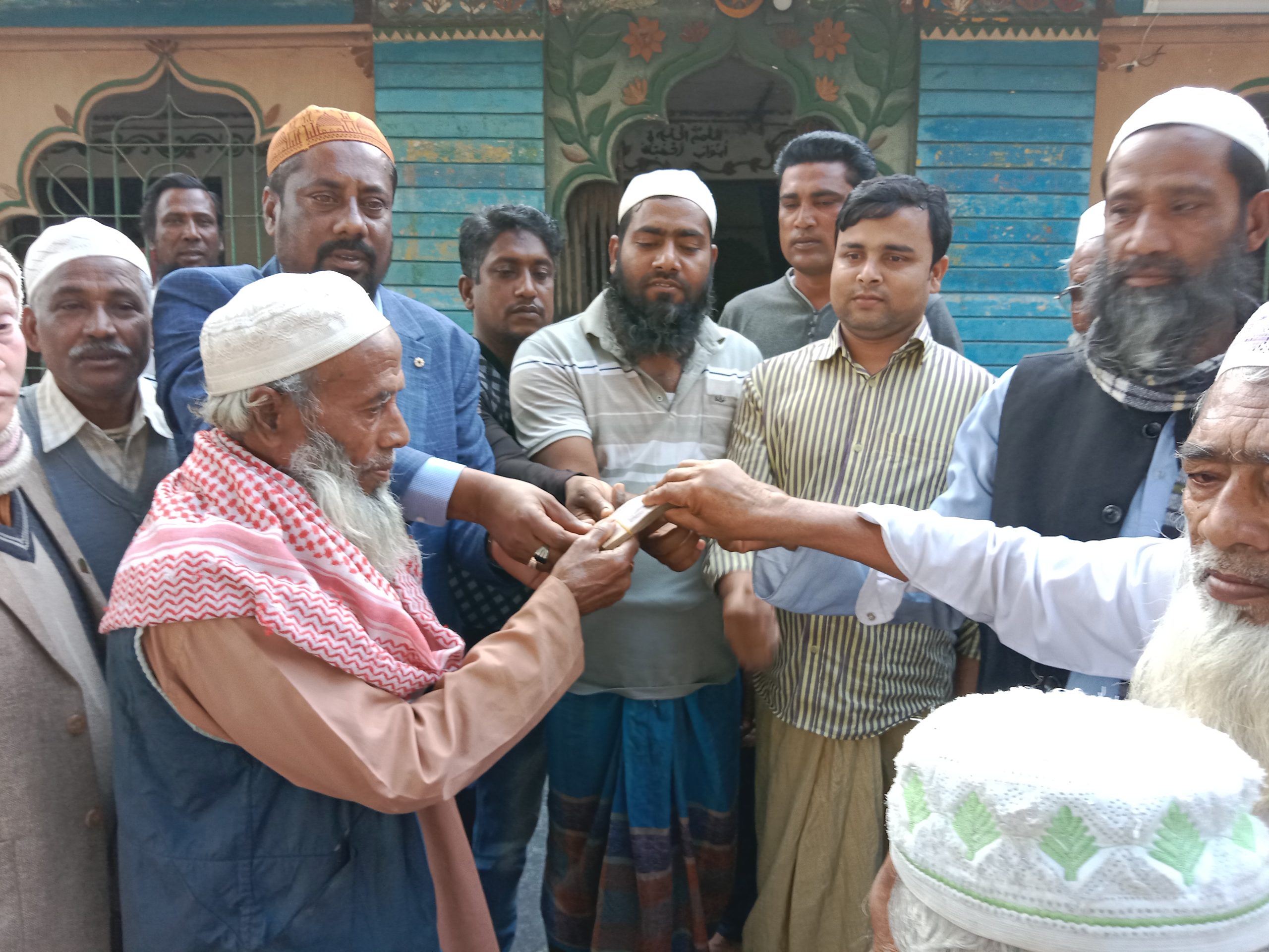 দামুড়হুদায় মসজিদ উন্নয়নকাজের জন্য অনুদান দিলেন চেয়ারম্যান হযরত আলী