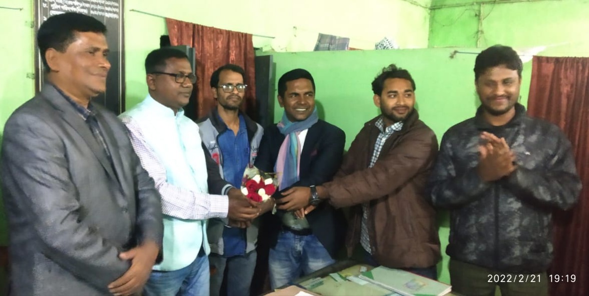 সরোজগঞ্জ ক্যাম্প ইনর্চাজ নিখিল চন্দ্র অধিকারীর বিদায়ী সংবর্ধনা