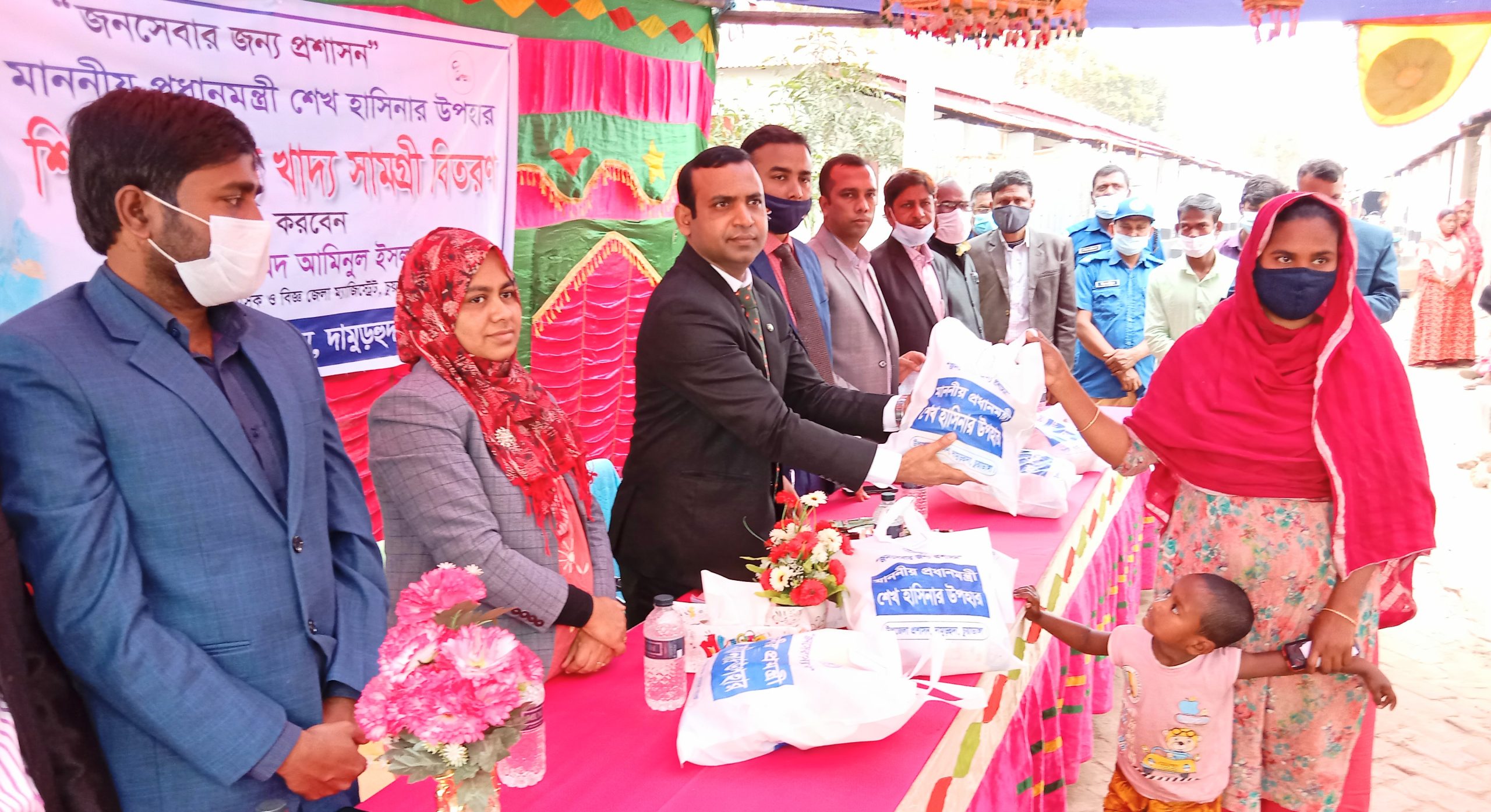 দামুড়হুদা আশ্রয়ন প্রকল্প পরিদর্শন ও শিশুদের জন্য খাদ্য-সামগ্রী বিতরণকালে ডিসি আমিনুল ইসলাম খান