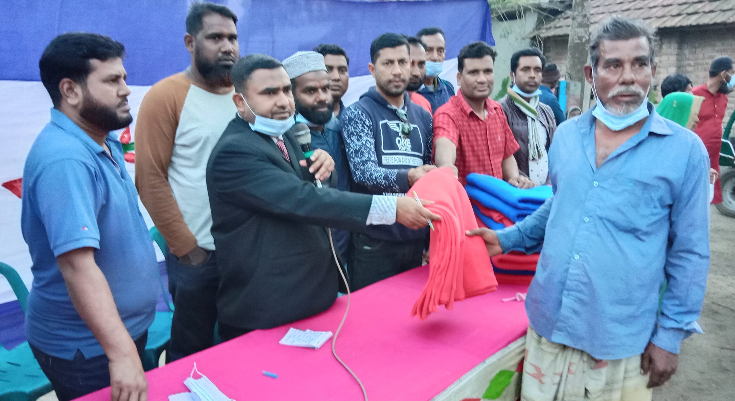 দামুড়হুদার দুধপাতিলায় দুস্থদের মধ্যে কম্বল বিতরণ