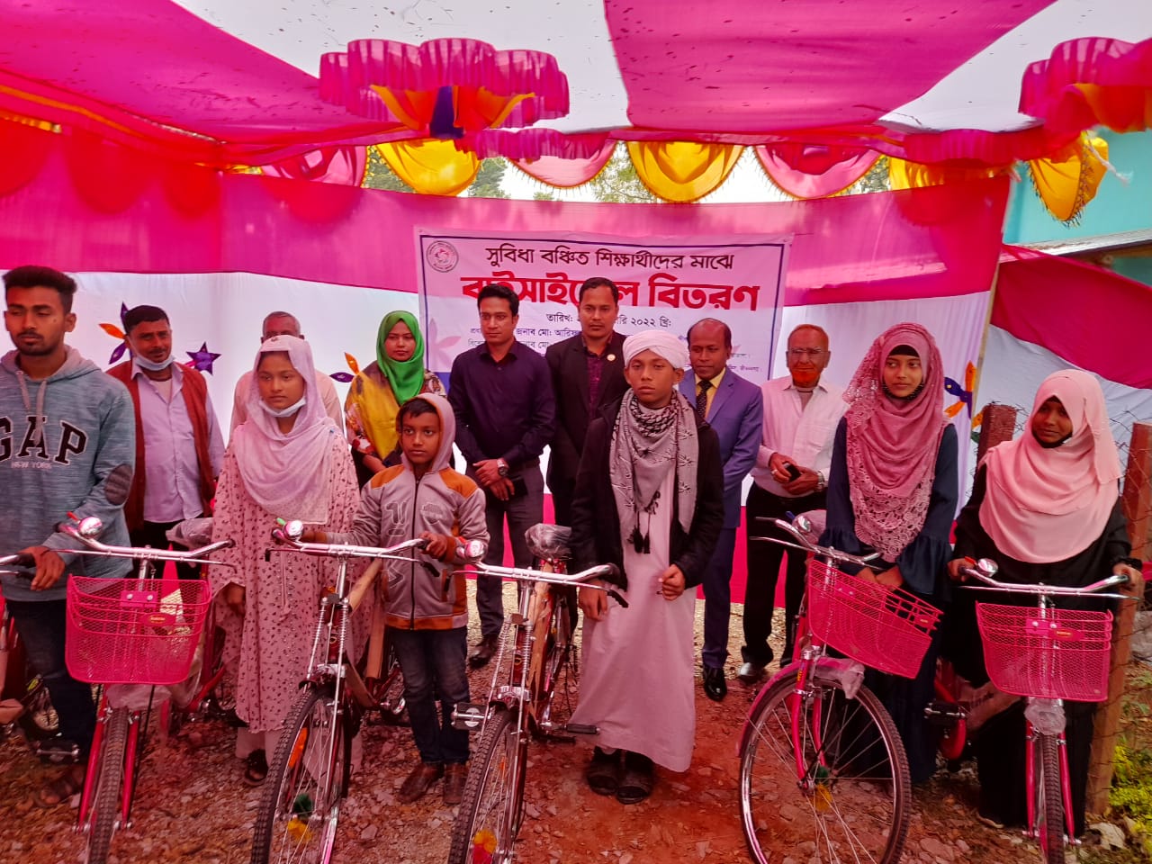 জীবননগরে সুবিধাবঞ্চিত শিক্ষার্থীদের মাঝে বাইসাইকেল বিতরণ