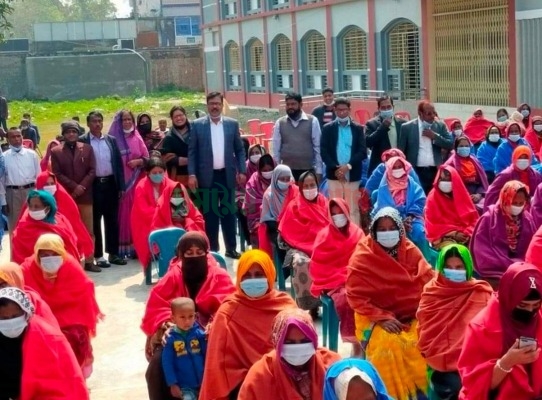 গাংনীতে অসহায় নারীদের মাঝে শীতবস্ত্র বিতরণ