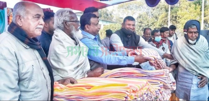 বীর মুক্তিযোদ্ধাদের শীতবস্ত্র দিলেন এমপি খোকন