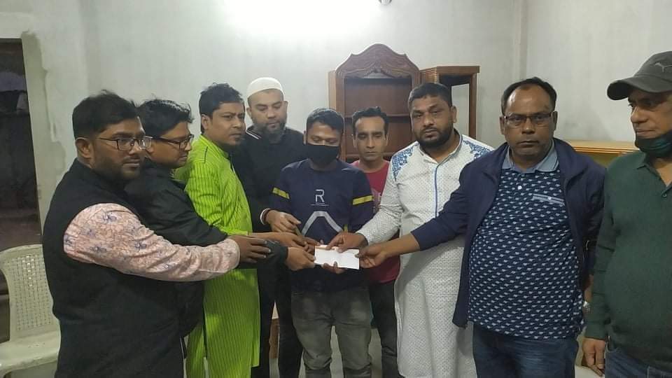 দর্শনায় অসহায় ব্যক্তিকে চিকিৎসা সহায়তা প্রদান