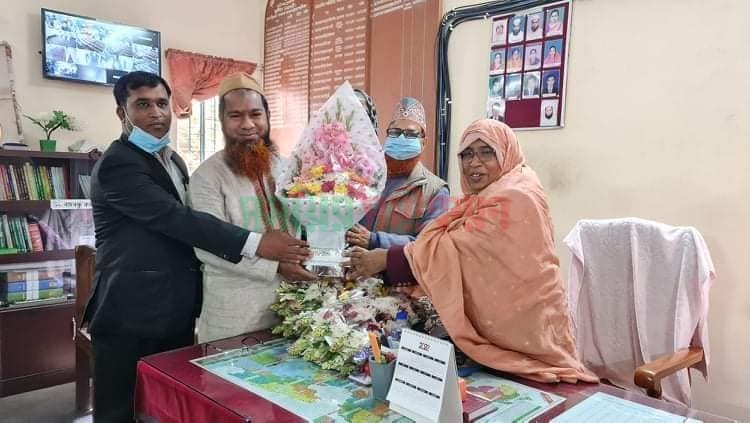 চুয়াডাঙ্গা ঝিনুক মাধ্যমিক বালিকা বিদ্যালয়ের সভাপতি হিসেবে দায়িত্ব নিলেন সাবেক পৌর মেয়র জিপু চৌধুরী