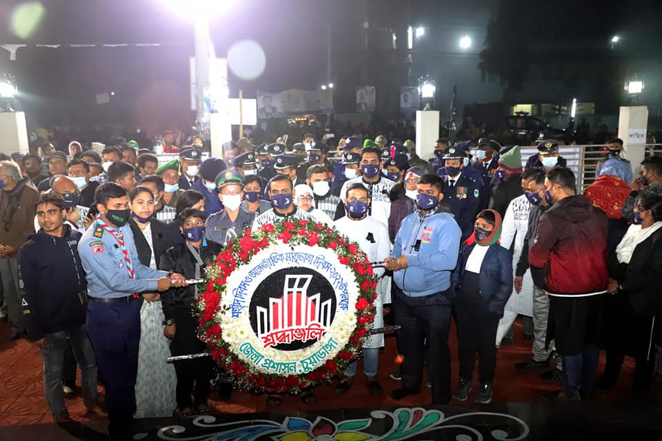 একুশের প্রথম প্রহরে শহিদদের প্রতি বিনম্র শ্রদ্ধা