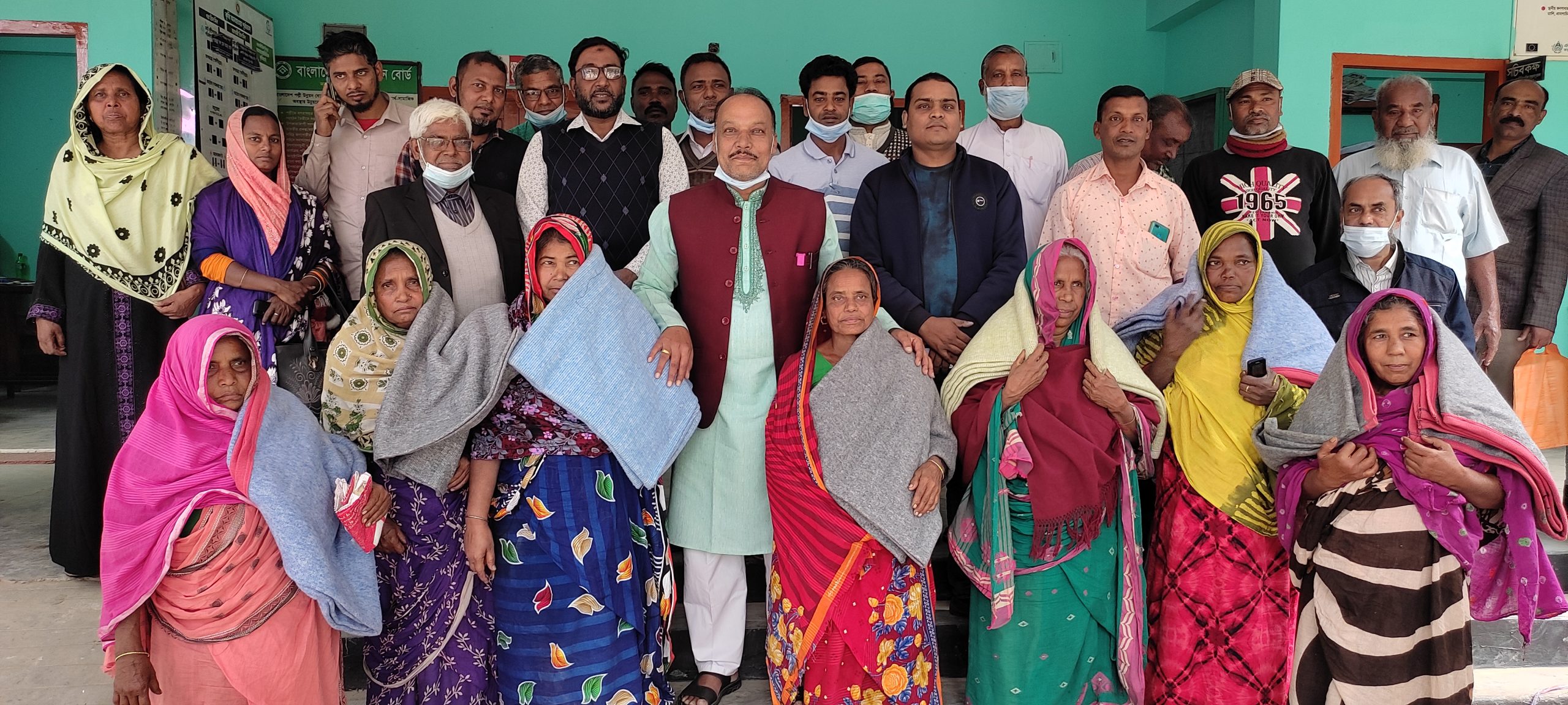 কার্পাসডাঙ্গায় ইউপি চেয়ারম্যানের নিজ উদ্যোগে কম্বল বিতরণ