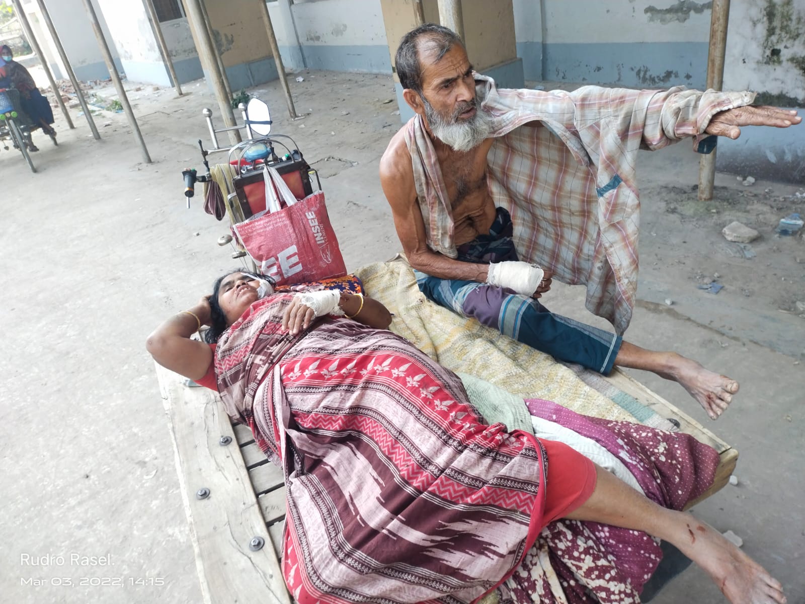 দামুড়হুদায় জমি নিয়ে বিরোধ, ভাই-বোনকে কুপিয়ে জখম