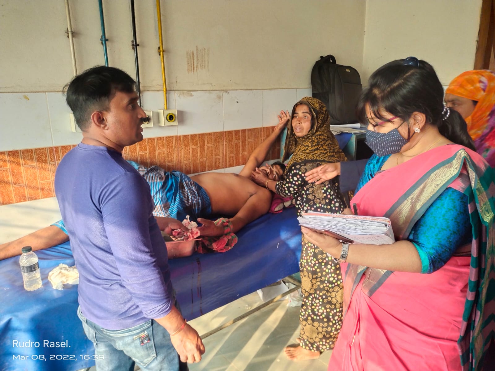 দর্শনায় বাবা-ছেলেকে কুপিয়ে জখম